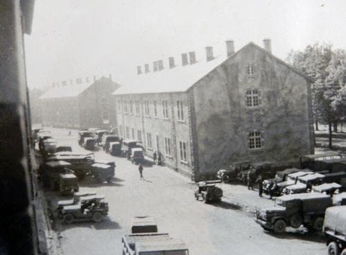LaCortine met links en rechts de kazerne gebouwen