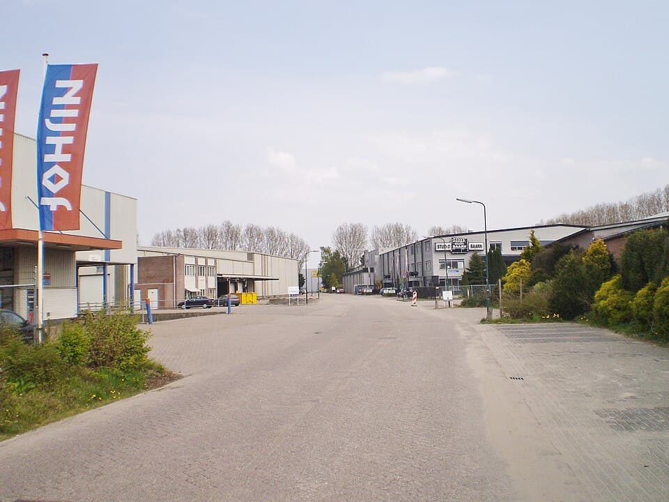 Luchtfoto van bedrijventerrein Noordschil met rechts de hallen van Studio Baarn